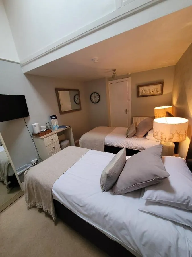 The Blue Bell Inn Weaverthorpe 4*,